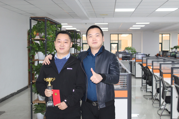 十一月份商務(wù)部業(yè)績銷售冠軍與總裁合影